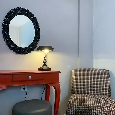 Arden's House 4*